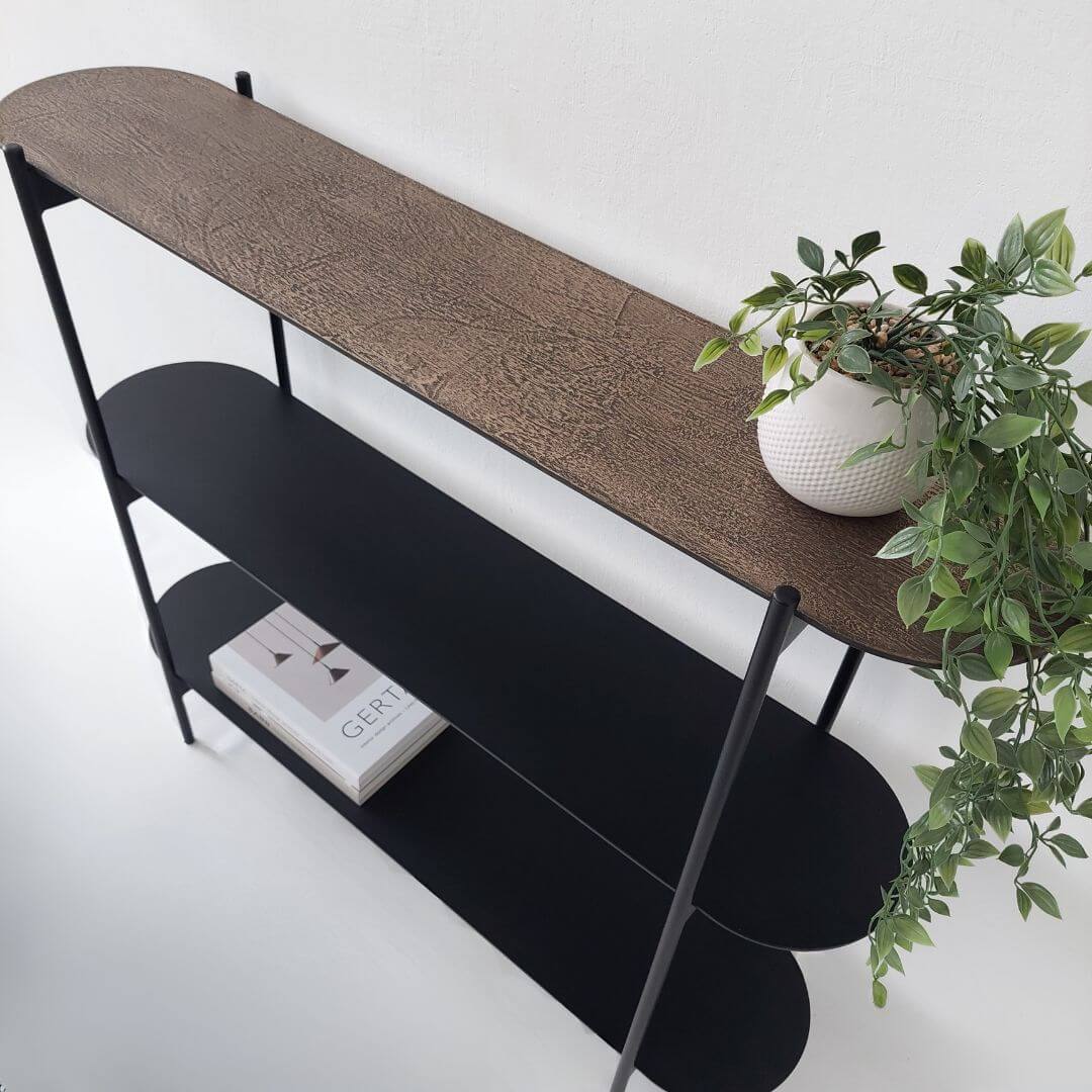 Metalinė konsolė OMBRE iš šono – apvalintų lentynų dizainas ir skysto metalo dekoras