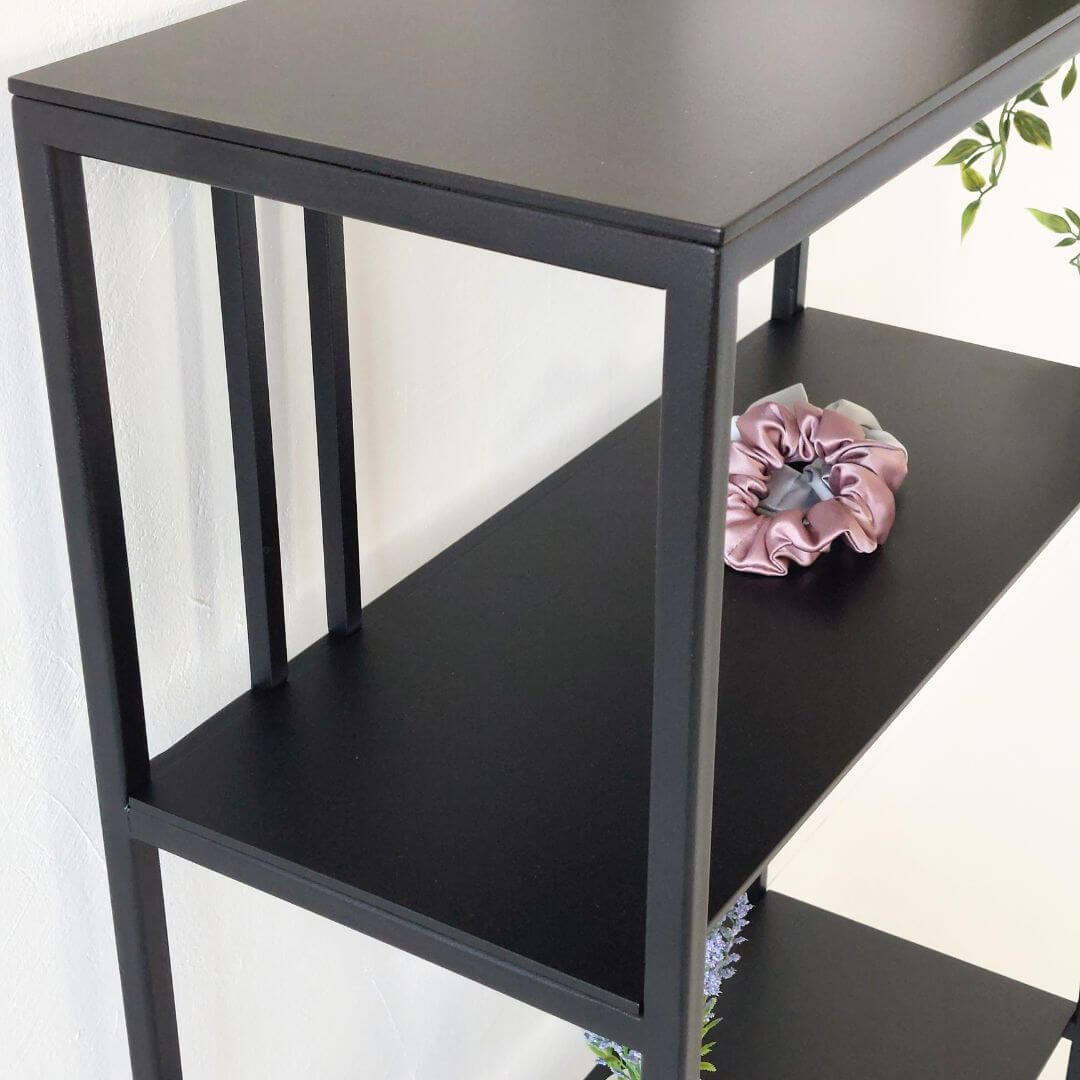kokybiški baldai moderni lentyna iš metalo industriniame interjere
