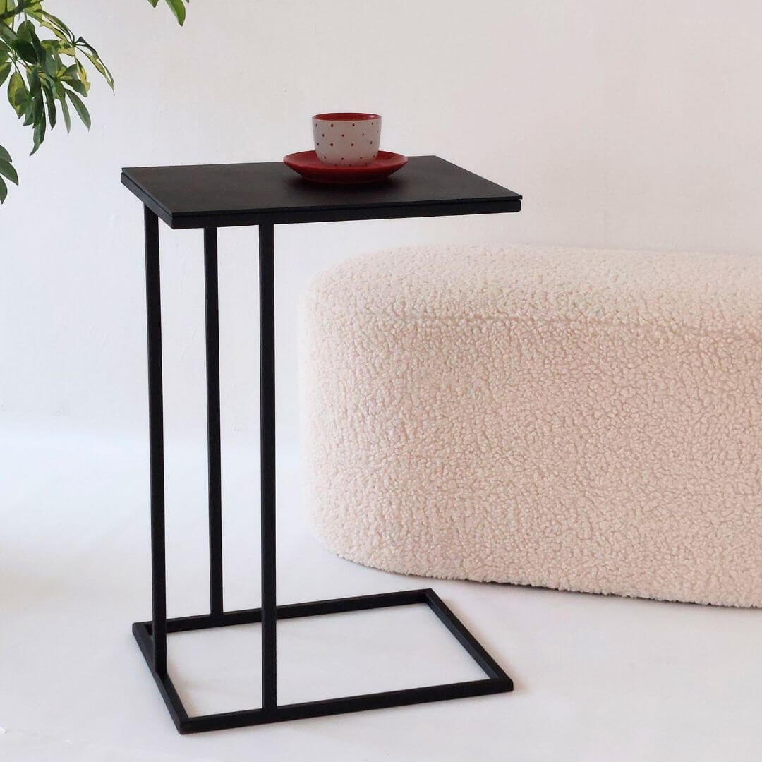 minimalistinis soninis kavos staliukas prie sofos