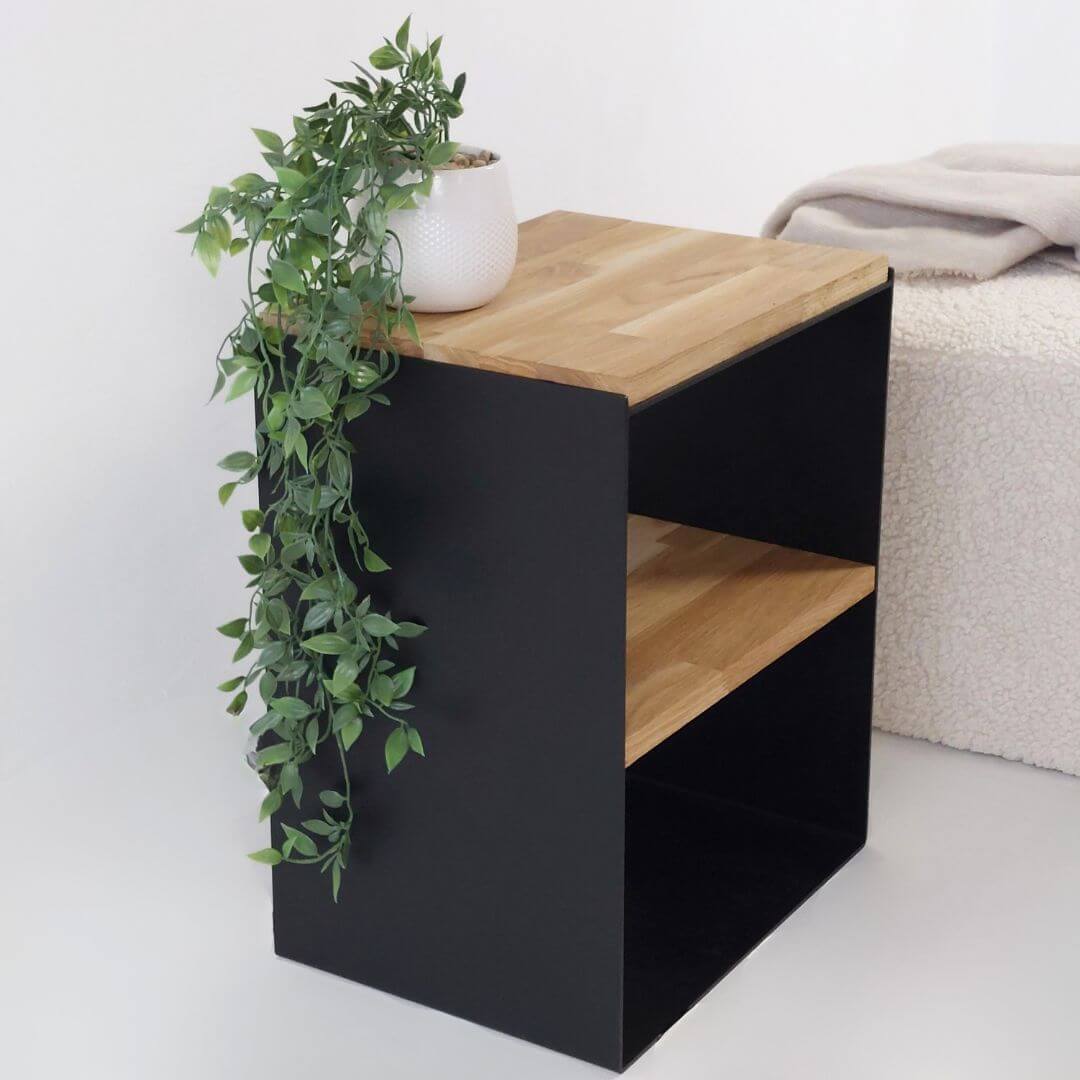 Šoninis staliukas miegamajui: juodas metalas, medinis stalviršis, atvira lentyna