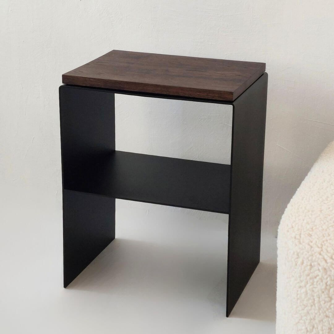 Modernus naktinis staliukas iš metalo ir medžio, vaizdas iš priekio