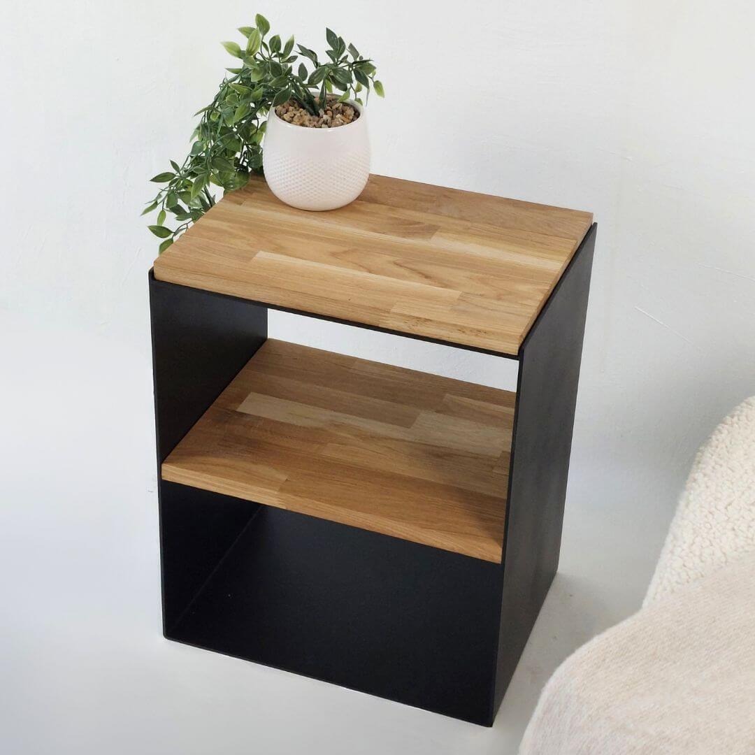 Minimalistinis juodas naktinis staliukas su mediniu viršumi šviesiame interjere