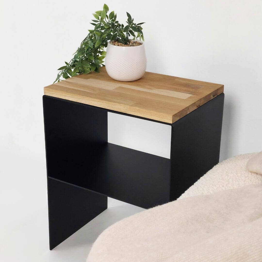 Modernus šoninis staliukas prie lovos iš metalo ir medžio