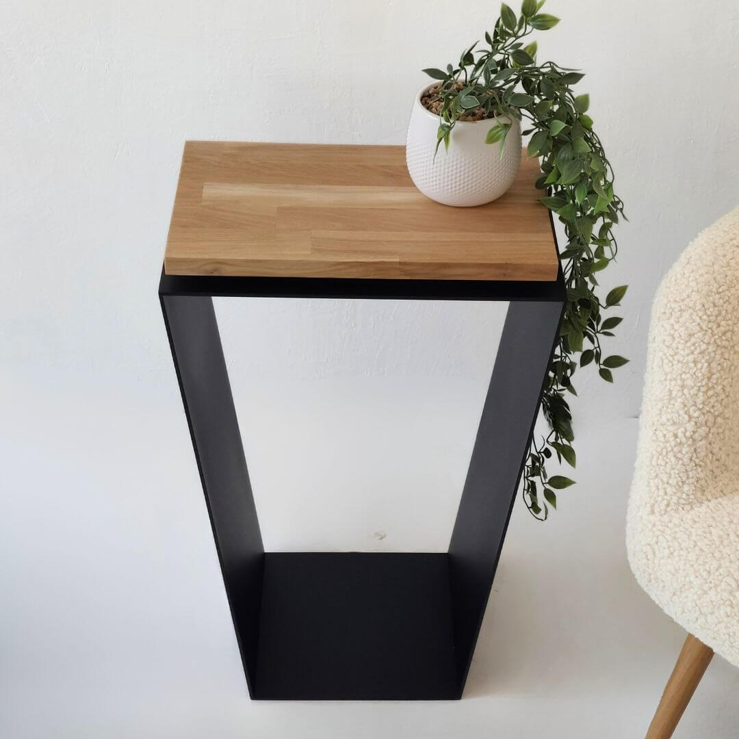 Modernus šoninis staliukas prie sofos iš metalo ir natūralaus ąžuolo medienos. Svetainės baldai internetu.