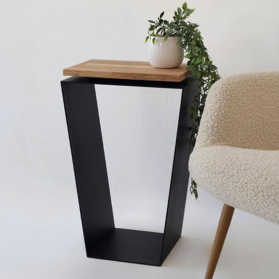 Modernus šoninis staliukas prie sofos juodos spalvos su natūrlaus ąžuolo stalviršiu. Pagaminta Lietuvoje.