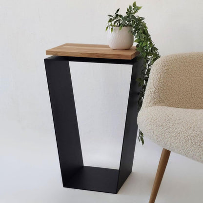 Modernus šoninis staliukas prie sofos juodos spalvos su natūrlaus ąžuolo stalviršiu. Pagaminta Lietuvoje.