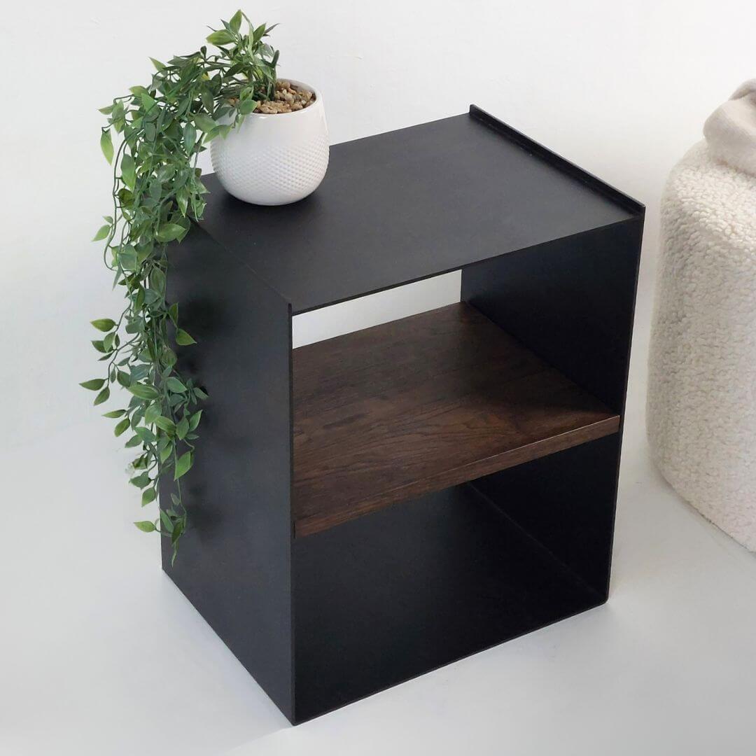 Modernus staliukas prie lovos LONA-4 miegamojo interjere