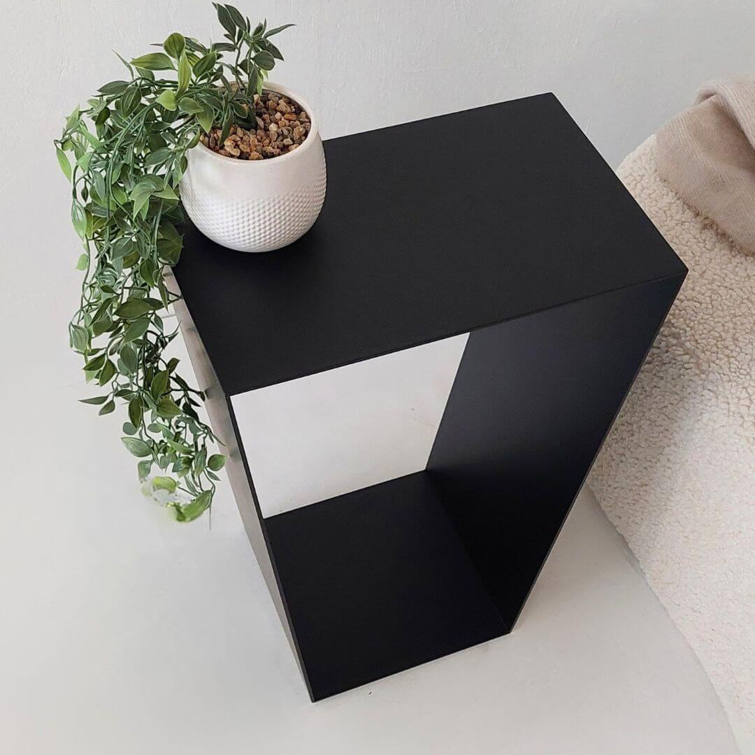 modernus žurnalinis staliukas prie sofos