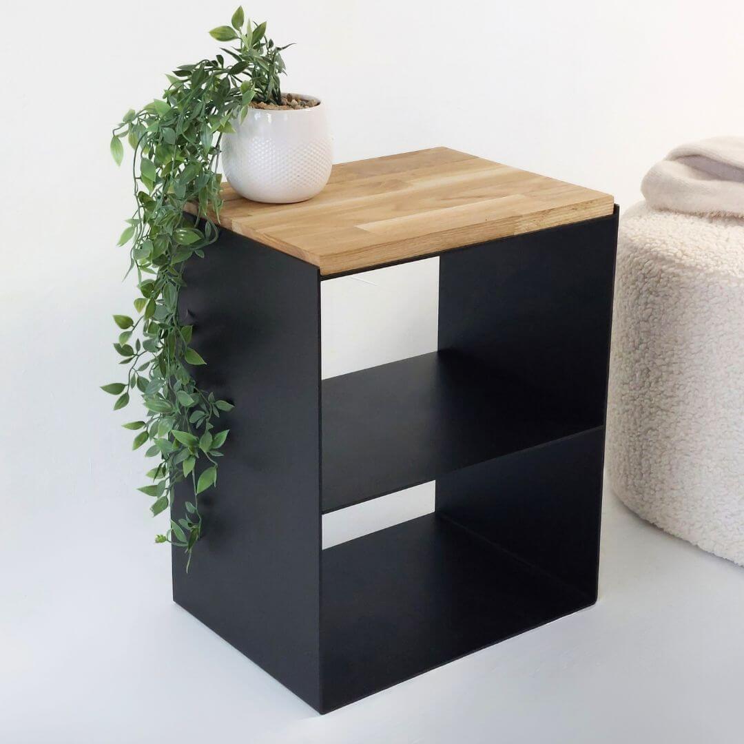 Naktinė spintelė LONA-3 prie lovos