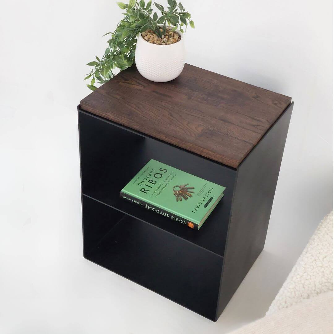 Naktinė spintelė su lentynėle LONA-3 prie lovos