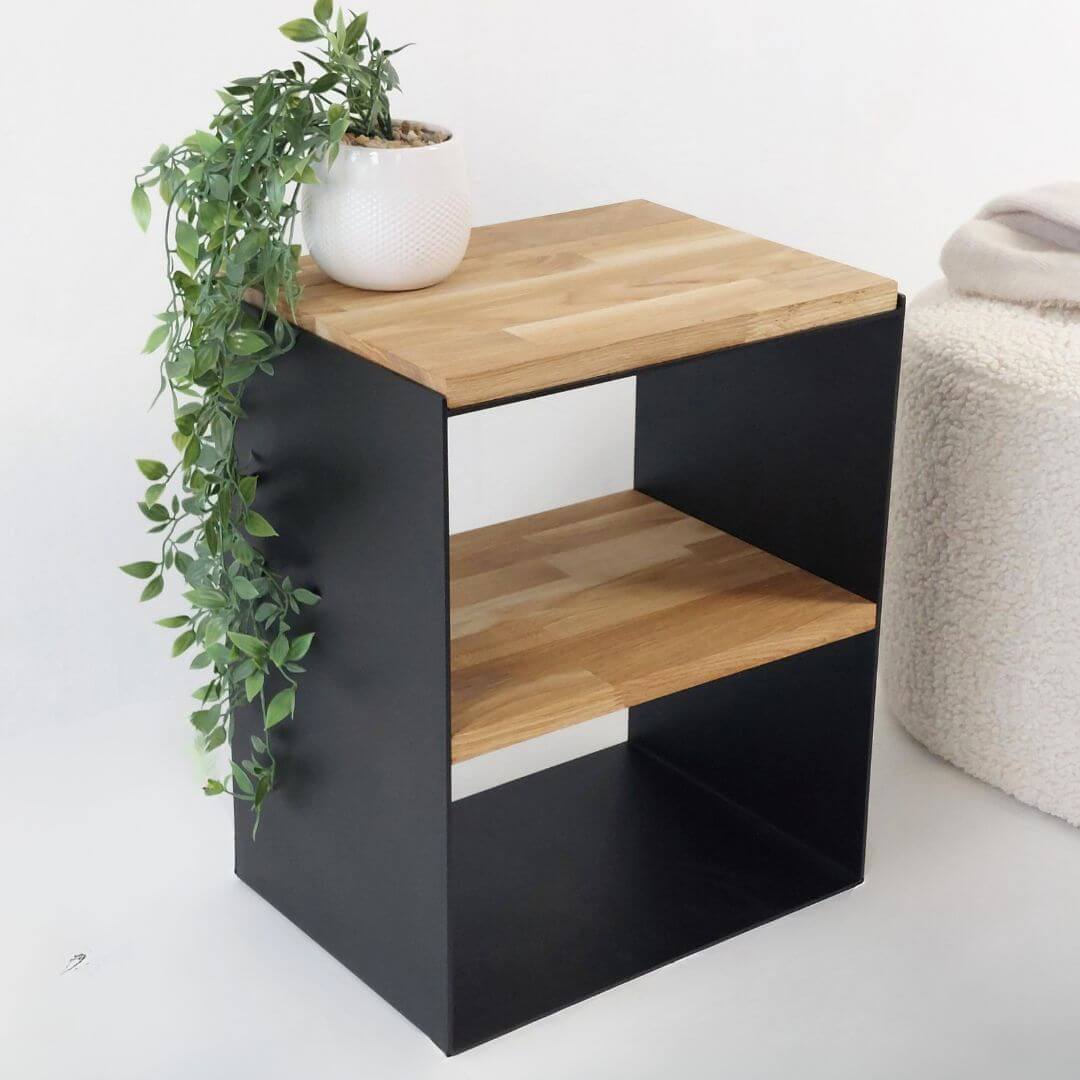 Modernus naktinis staliukas LONA-2 su juoda metaline konstrukcija ir natūralaus medžio viršumi moderniam interjerui.