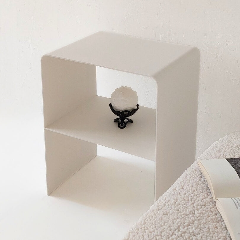 minimalistinis naktinis staliukas prie lovos