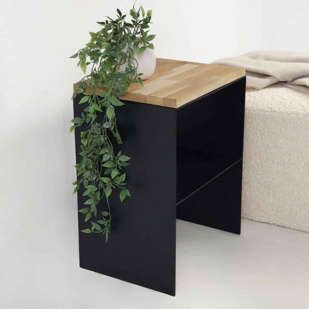 Naktinis staliukas su lentyna – juodas metalas ir natūralaus ąžuolo paviršiai