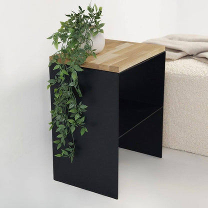 Naktinis staliukas su lentyna – juodas metalas ir natūralaus ąžuolo paviršiai