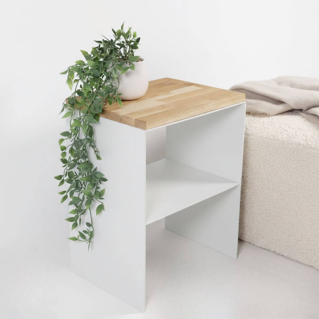 Baltas metalinis naktinis staliukas TYLA-2 su mediniu viršumi – kompaktiškas ir funkcionalus baldas moderniam namų interjerui.