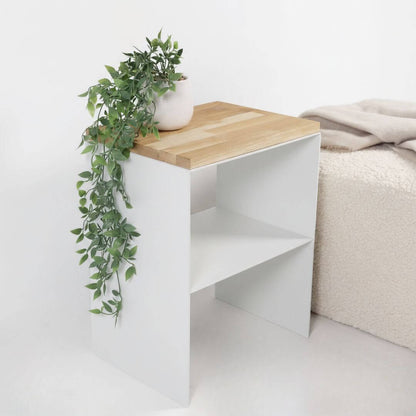 Baltas metalinis naktinis staliukas TYLA-2 su mediniu viršumi – kompaktiškas ir funkcionalus baldas moderniam namų interjerui.