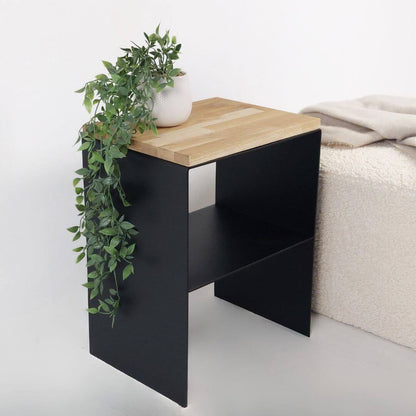 Modernus naktinis staliukas TYLA-2 su juoda metaline konstrukcija ir natūralaus medžio viršumi – minimalistinis sprendimas miegamajui ar svetainei