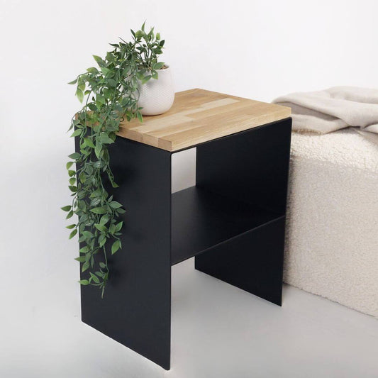 Modernus naktinis staliukas TYLA-2 su juoda metaline konstrukcija ir natūralaus medžio viršumi – minimalistinis sprendimas miegamajui ar svetainei