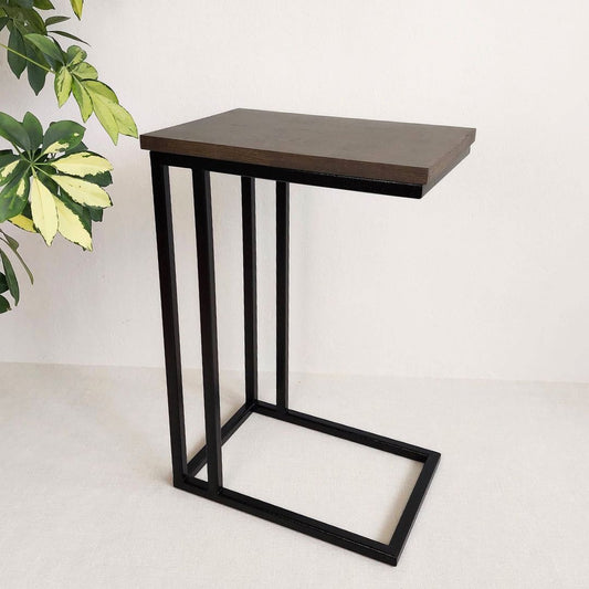 Šoninis staliukas KLASIKA-2 - industrinis šoninis staliukas prie sofos su medžio stalviršiu ir metaliniu rėmu, idealiai tinkantis moderniam interjerui. Pagaminta Lietuvoje.