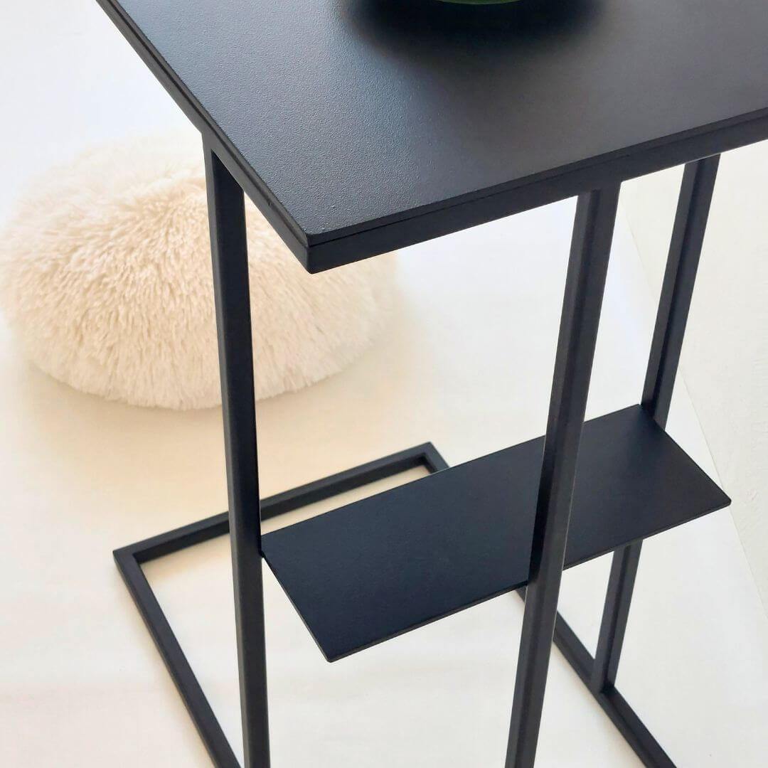 modernus soninis staiukas iš metalo industriniam interjerui