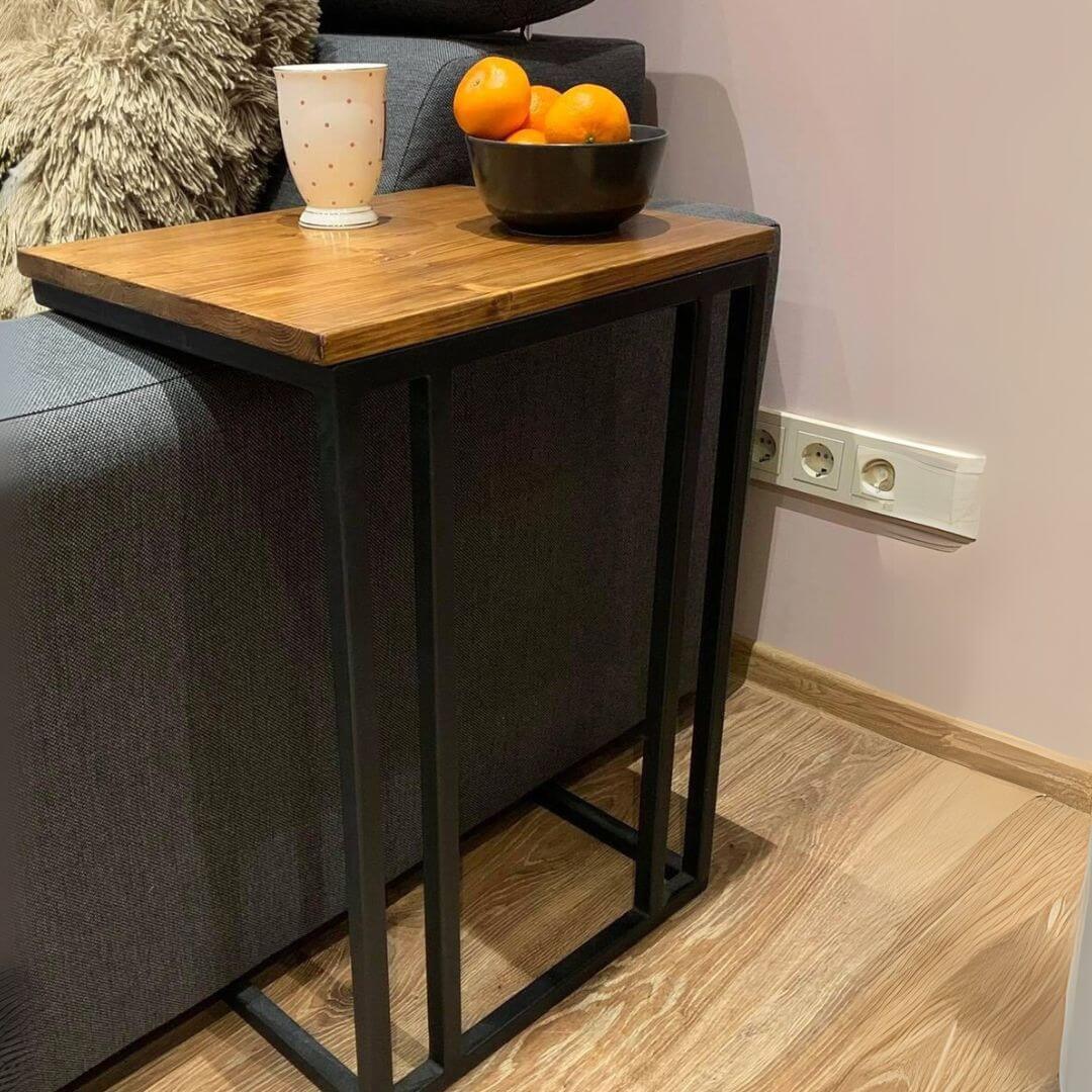 minimalistinis šoninis kavos staliukas prie sofos svetainėje