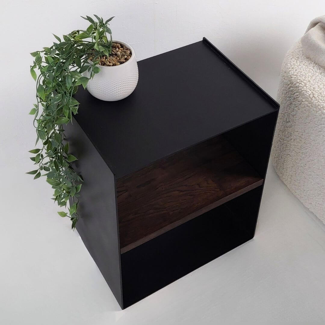 Minimalistinis staliukas prie lovos LONA-4 iš metalo