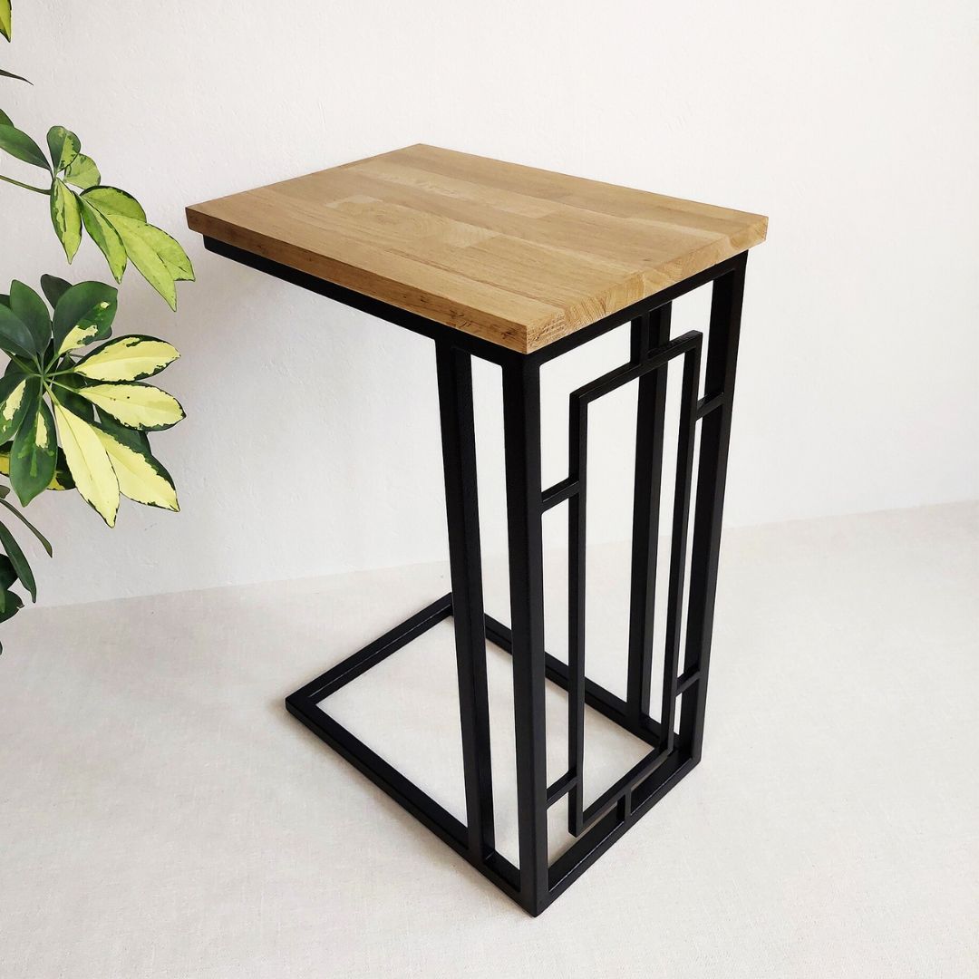 Šoninis staliukas ELEGANCIJA-1 - minimalistinis šoninis staliukas prie sofos su medžio stalviršiu ir metaliniu rėmu, idealiai tinkantis moderniam interjerui