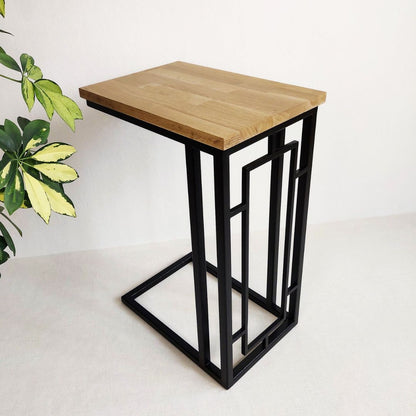Šoninis staliukas ELEGANCIJA-1 - minimalistinis šoninis staliukas prie sofos su medžio stalviršiu ir metaliniu rėmu, idealiai tinkantis moderniam interjerui