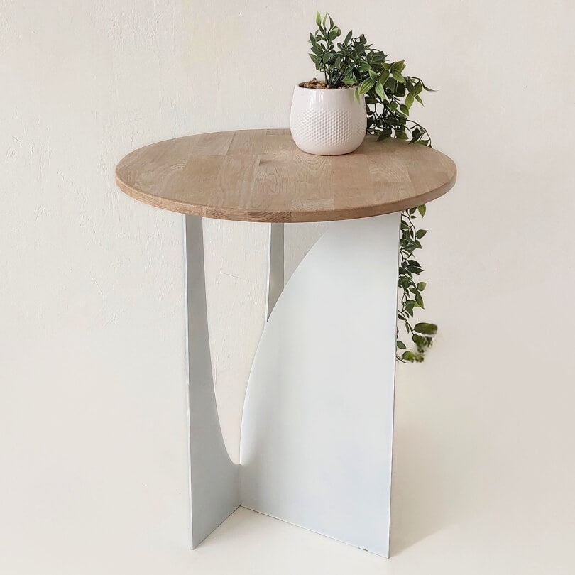 staliukas prie sofos