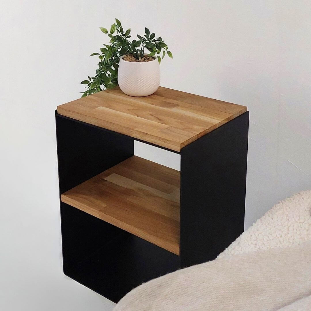 Kompaktiškas miegamojo staliukas iš juodo metalo su dviem medinėmis lentynomis