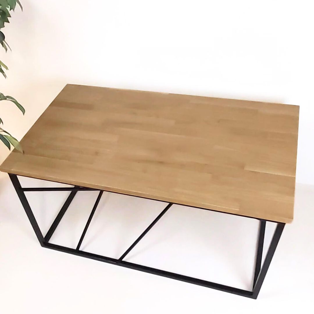Staliukas VORATINKLIS-1 - Minimalistinio stiliaus staliukas norintiems susikurti stilingą, patogią ir neperkrautą namų erdvę.