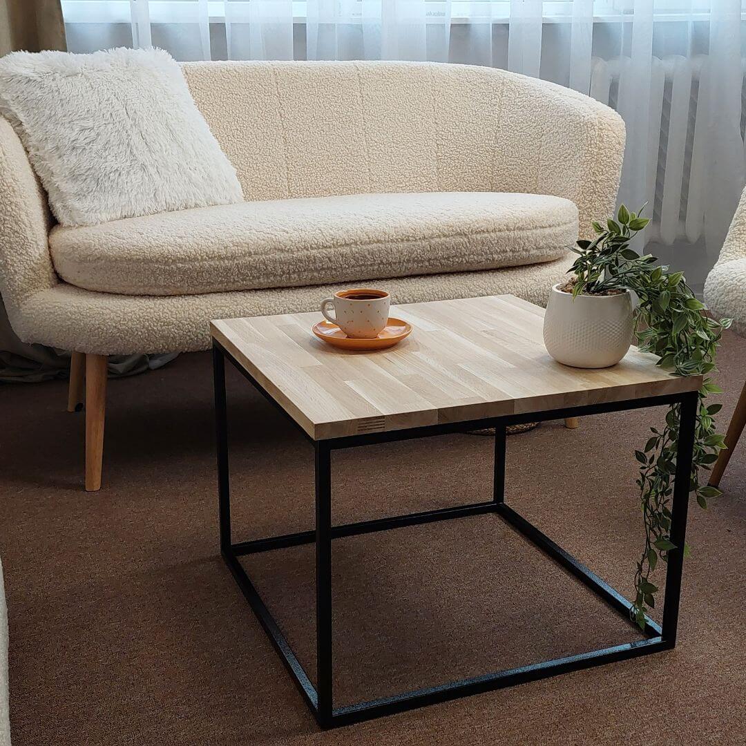 minimalistinis staliukas iš metalo ir natūralaus ąžuolo
