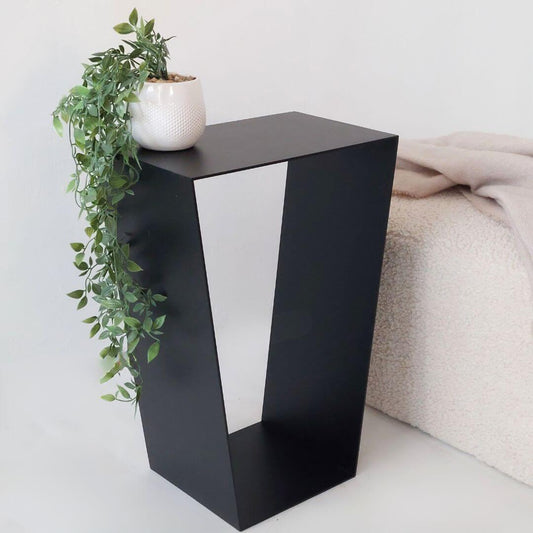 žurnalinis staliukas prie sofos